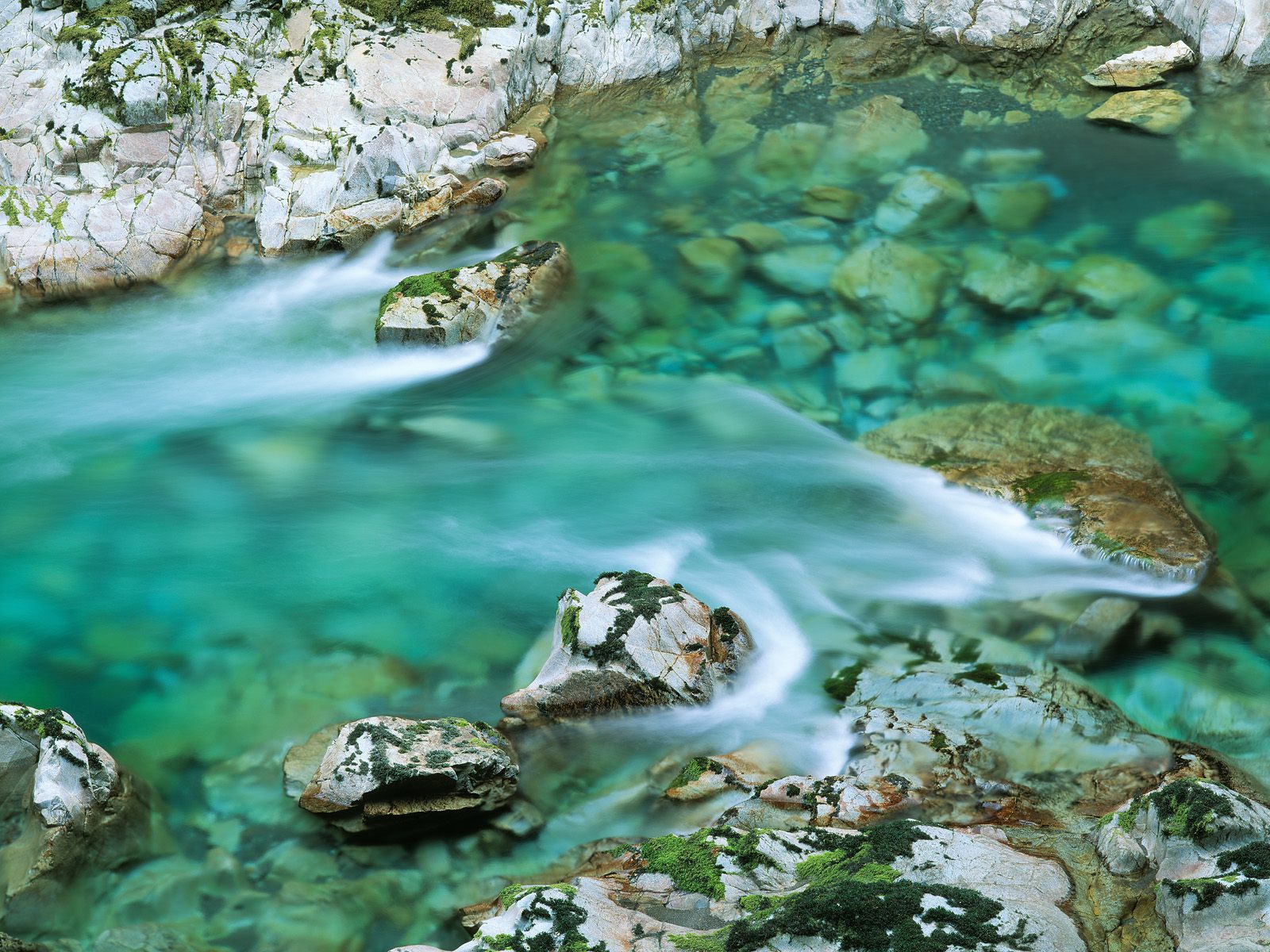 wallpaper de rio con aguas cristalinas