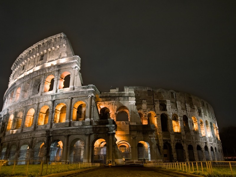 coliseo romano de noche